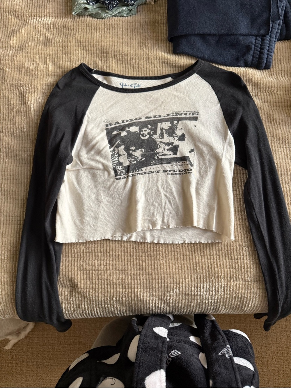 Brandy Melville Black & Cream Raglan Graphic Crop Top
